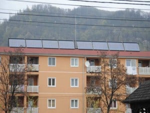 Instalatie panouri solare termice acoperis bloc