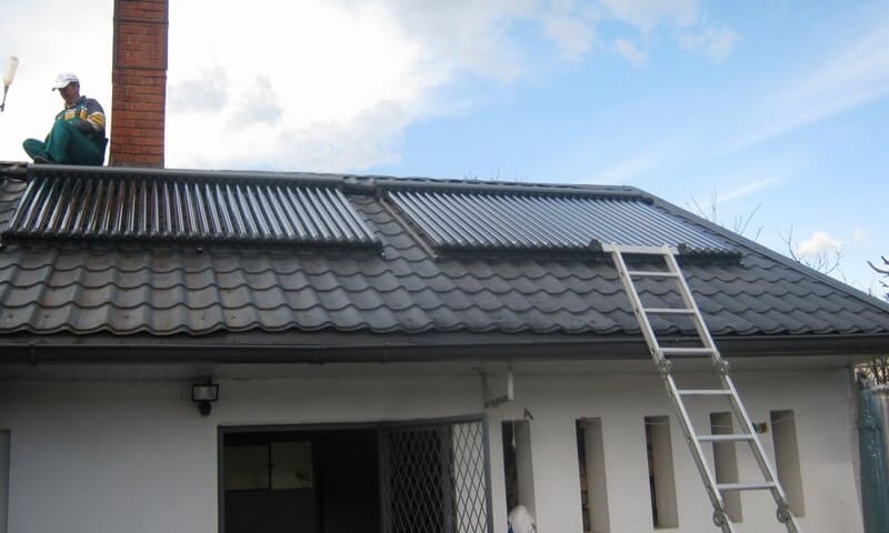 Panouri-solare-casa-tigla-metalica-neagra