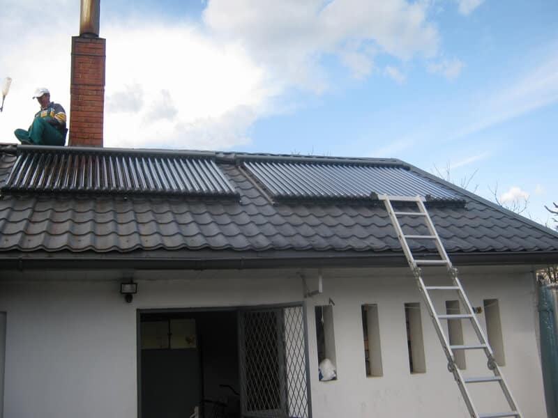 Panouri-solare-casa-tigla-metalica-neagra