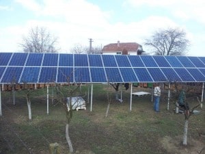 Panouri solare fotovoltaice montate in curte