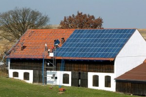 panouri solare instalate pe acoperis casa